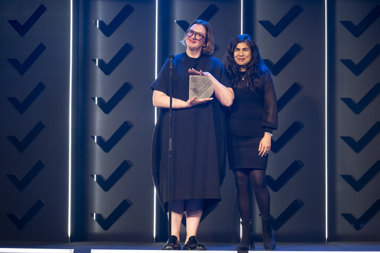 Veena presents GDA Woman of Year 2026 Award2