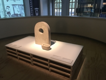 Headstone and urn display